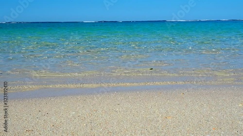 南国のビーチ　波と砂浜