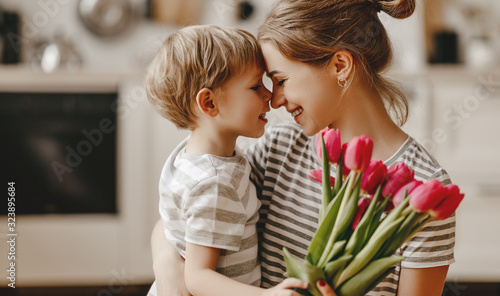 Fotografia happy mother's day! child son gives flowers for  mother on holiday