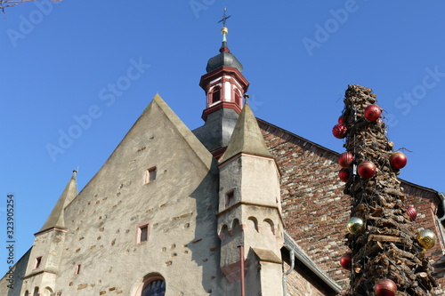 Sankt-Jakobus-Kirche mit weihnachtlichem Rebknorzenbaumspitze in Rüdesheim am Rhein photo