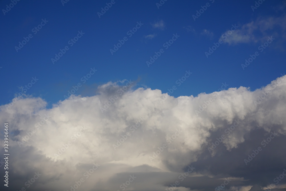 Cielo azul con nubes Cielo azul con nubes