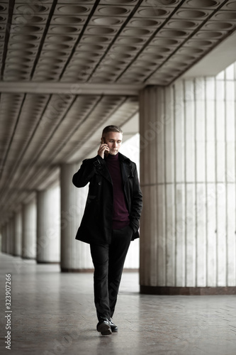 Photos Stylish man in black trenchcoat