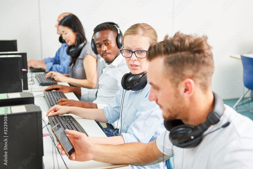 Obraz premium Kollegen arbeiten Seite an Seite am Computer