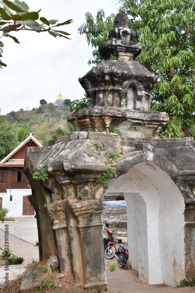 Obraz premium Gate between Wat Wisunarat and Wat Aham, Luang Prabang, Laos