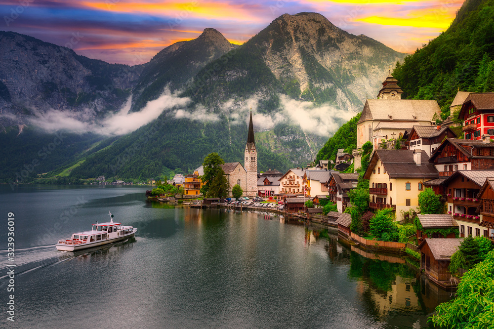 Fototapeta premium Piękna wioska Hallstatt w Alpach o zachodzie słońca, Austria