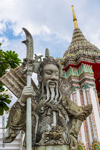Steinskulptur im Wat Pho Tempel in Bangkok, Thailand © franzeldr