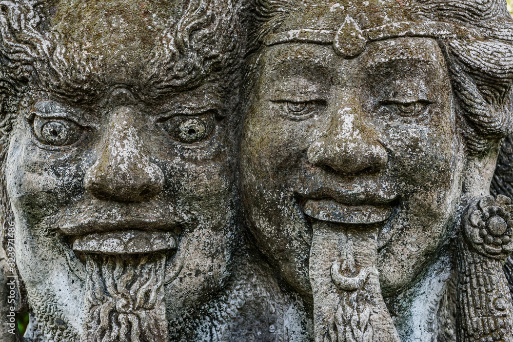 Fototapeta premium Steinstatuen im Sacred monkey forest, Ubud auf Bali