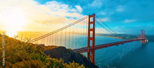 Obraz  z motywem San Francisco's Golden Gate Bridge at sunrise from Marin County