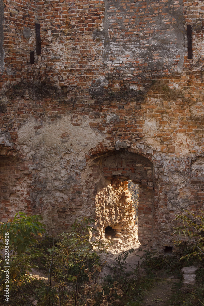 Obraz premium Fragment of the destroyed tower in the Renaissance castle. Close-up. Ukraine