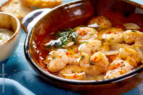 Foto Spicy grilled fresh scampi with garlic and herbs