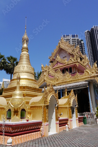 Fotografie Georg Town Penang burmesischer Tempel Burma goldener Chedi und Hochhäuser Tropen