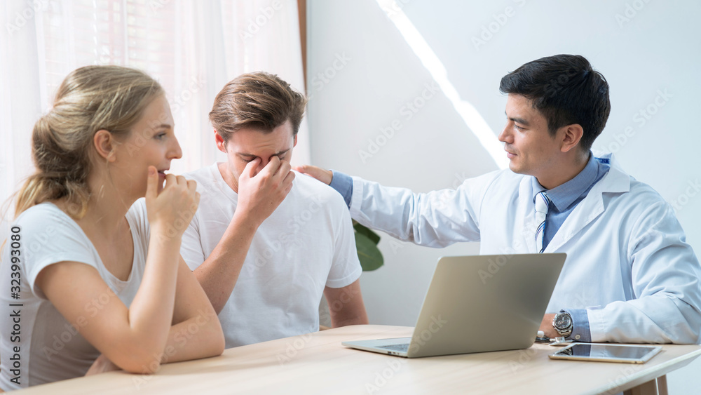 Psychotherapy for problem-loving couples, Couples talk about family life problems with doctors, The doctor recommended and encouraged the patient. Psychotherapy for problem-loving couples, Couples talk about family life problems with doctors, The doctor recommended and encouraged the patient.