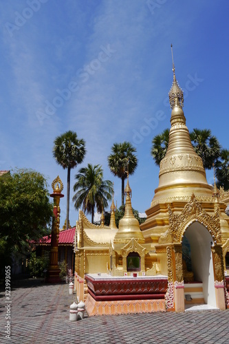 Obraz na plátně Penang goldener Chedi burmesischer Tempel