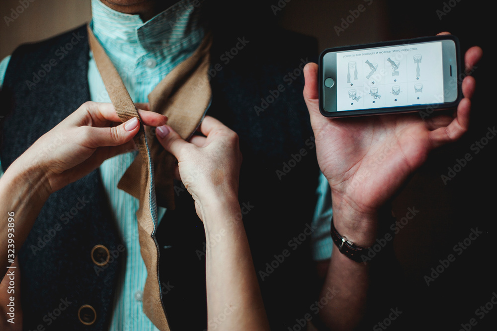 tying a tie for wedding