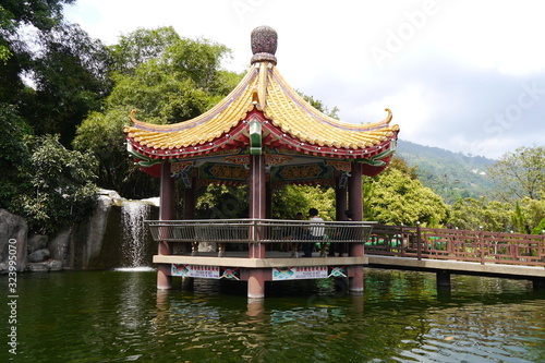 Penang Chinesischer Garten mit Pavillon im Wasser und Wasserfall in den Tropen © Falko Göthel