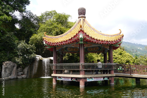 Chinesischer Pavillon im Wasser mit Wasserfall Garten Kek Lok Si