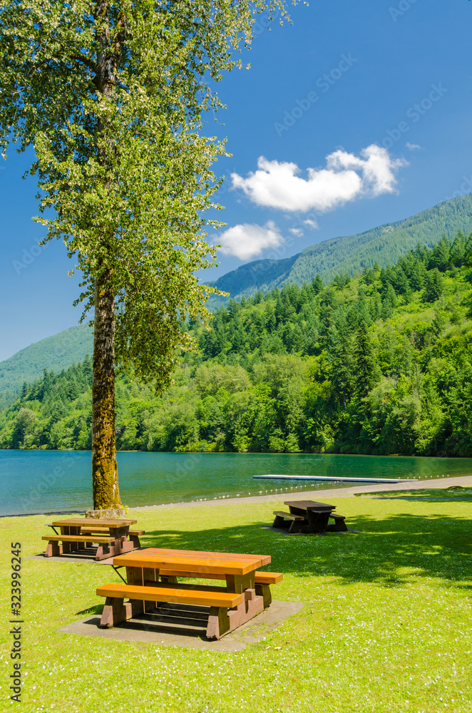 Obraz premium Picnic tables near mountain lake in Vancouver, Canada.