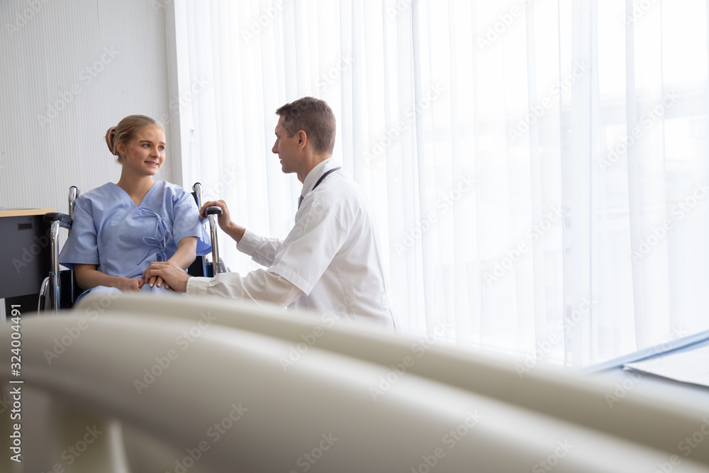 Obraz premium Doctor with patient talking and diagnosing serious illness, Medicine and health care concept