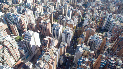 Vista a  rea de una ciudad con edificios altos y calles estrechas  a vista de p  jaro