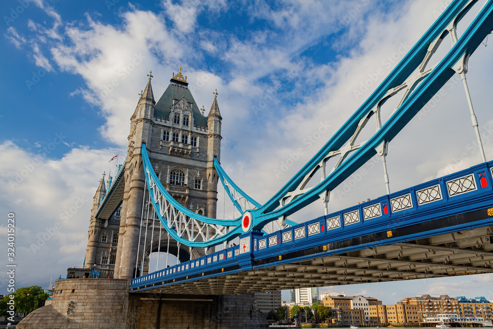 Fototapeta premium Afternoon view of the tower bridge