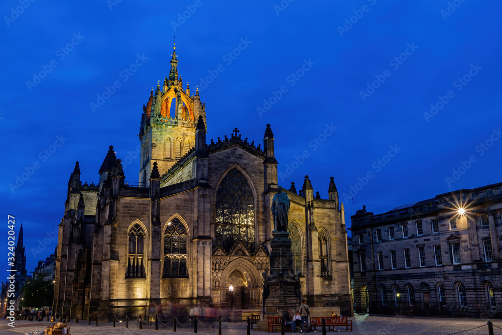 Night view of the St Giles' Cathedral