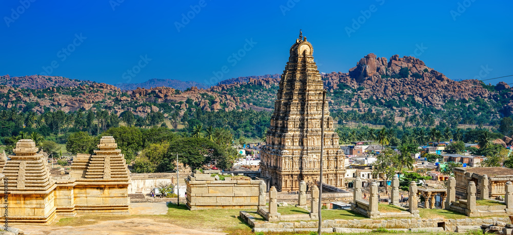 Φωτογραφία Virupaksha Temple, located in the ruins of ancient indian city Vijayanagar in Hampi, Karnataka, India