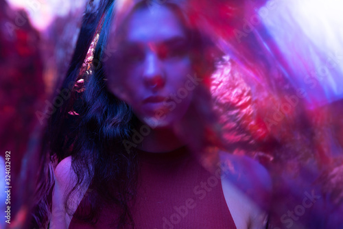 Fotografiet spoils through the multi-colored film of the girl