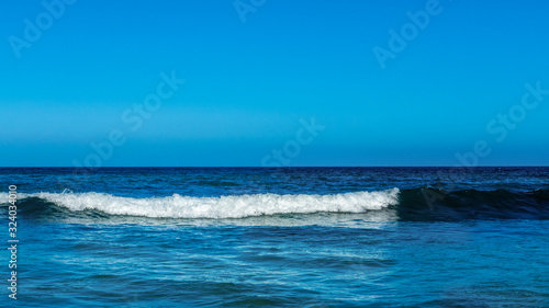 Welle mit Meerblick im Sommer blauer Himmel