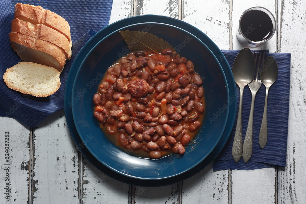 Estofado de habichuelas con chorizo acompañado con vino tino y pan Estofado de habichuelas con chorizo acompañado con vino tino y pan