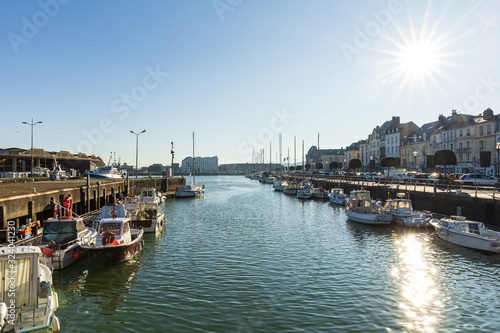 Fischerboote im Hafen von Dieppe in der Normandie bei Sonnnenschein © Robert Windbiel