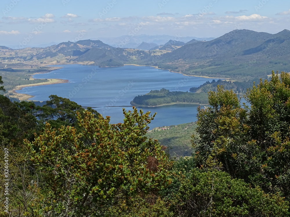 Fototapeta premium embalse del neusa desde una vista aérea