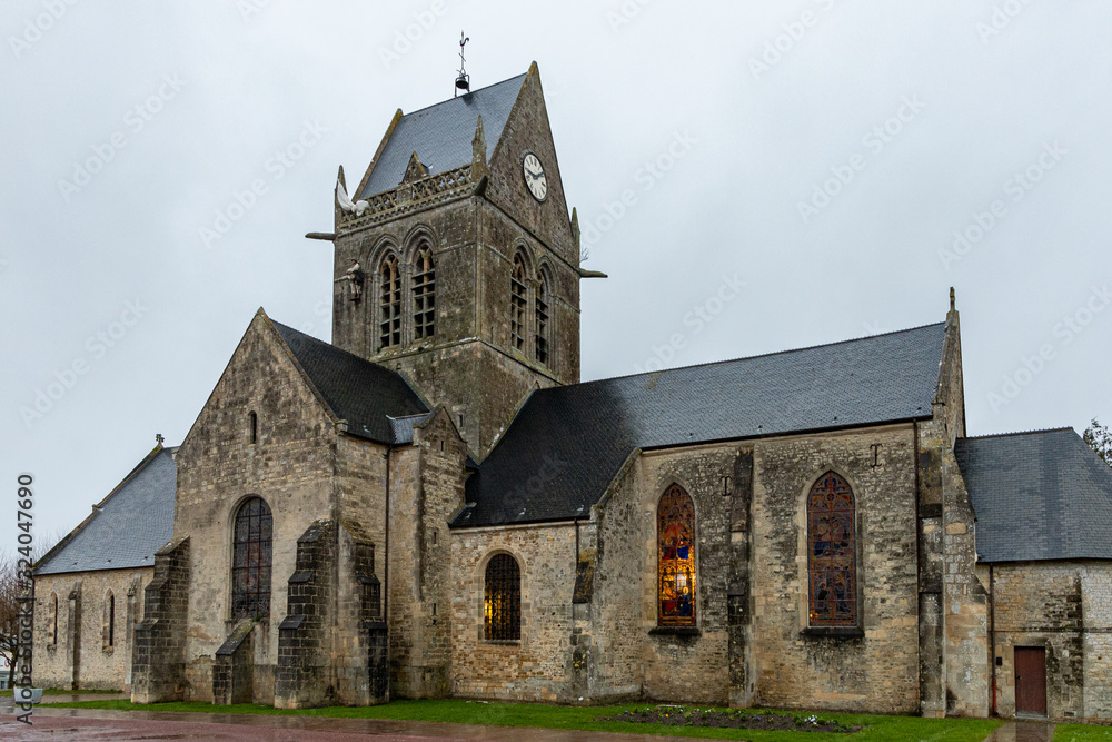 Fototapeta premium Kirche von Sainte-Mère-Église mit Fallschirmspringer - Puppe