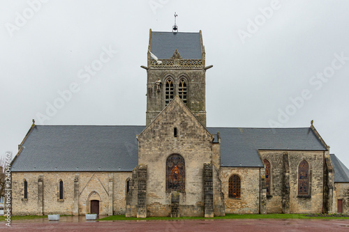 Kirche von Sainte-Mère-Église mit Fallschirmspringer - Puppe photo