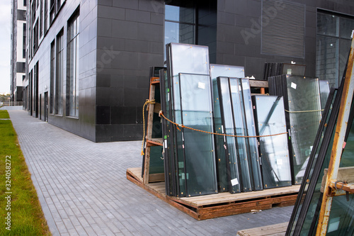 Foto Installation of windows in a house under construction