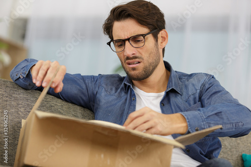 Photographie man disappointed with his home delivery