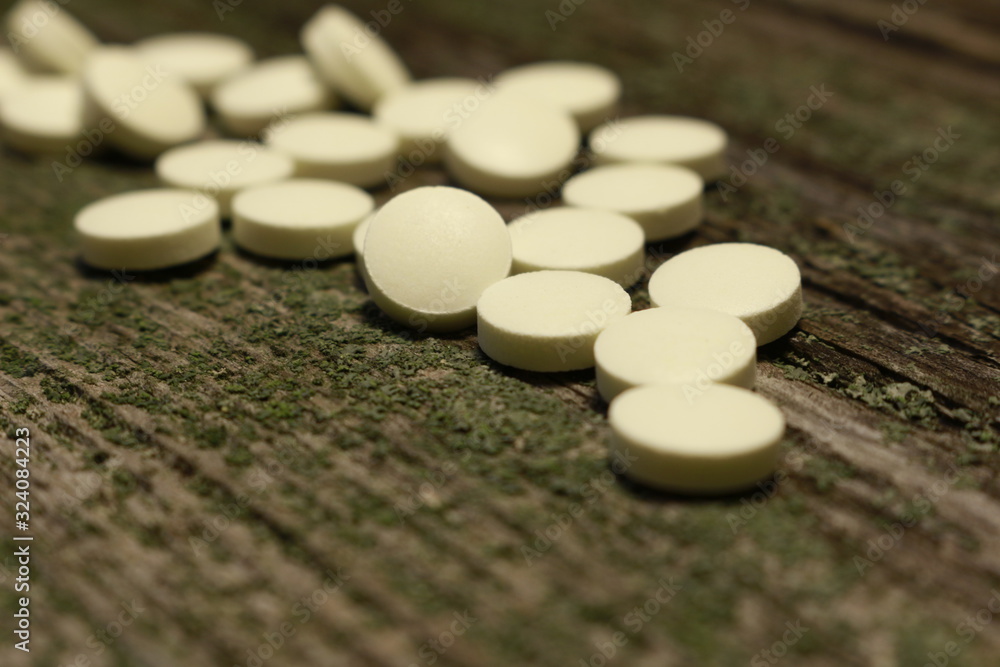 tabletki na stole, bezładnie wysypane