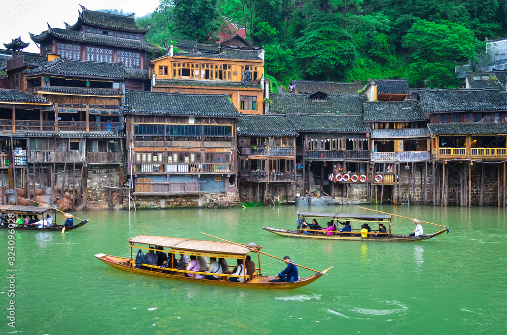 Obraz premium Phoenix Ancient City, Hunan, China. Rivers and boats in the ancient city of Phoenix, stilts in the ancient city of Phoenix. Fenghuang Ancient City