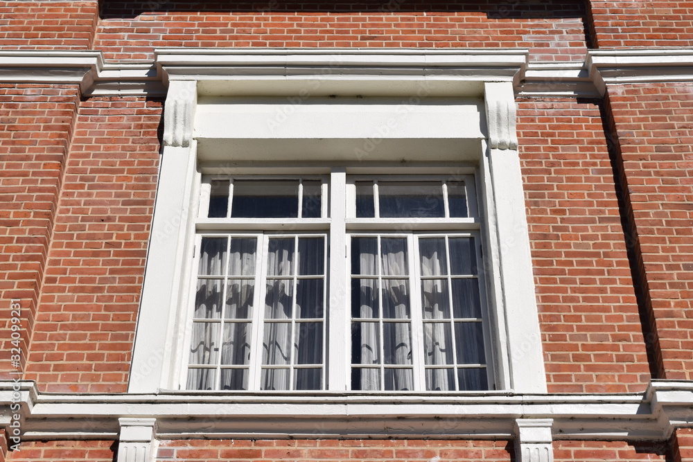 Naklejka premium 赤レンガと白い窓