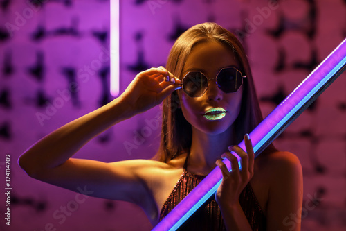Fashionable young woman wit...