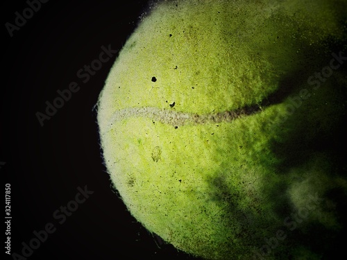 汚れたテニスボールのクローズアップ