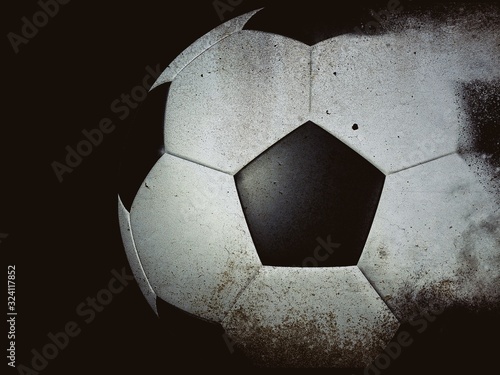 汚れたサッカーボールのクローズアップ