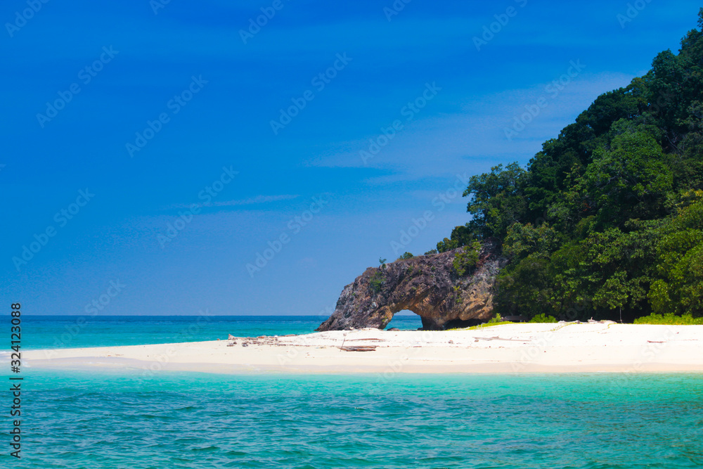 Obraz premium White sand beach on a sunny day of Koh Lipe of the Andaman Sea.
