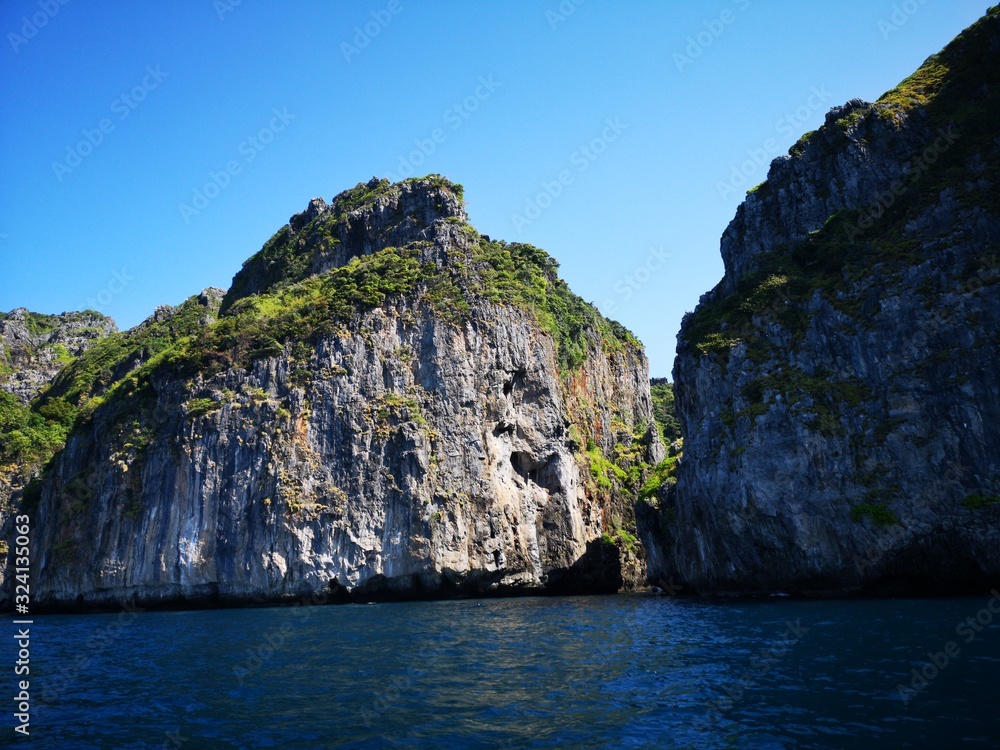 Fototapeta premium Schroffe Klippen, Ko Phi Phi, Thailand