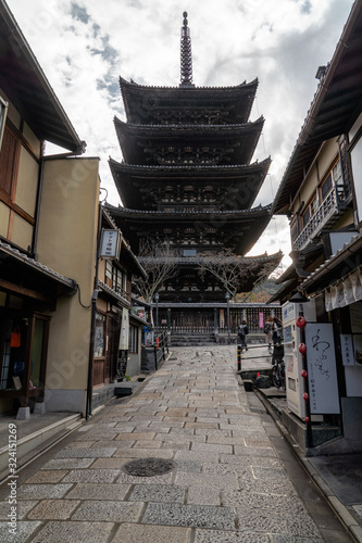 京都 八坂通りと法観寺の景色