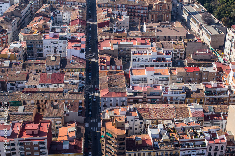 Fototapeta premium Vista aérea de la ciudad de Valencia donde se ven los edificios habituales de construcción de la capital española