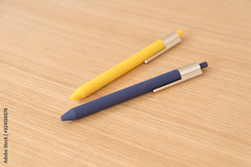 木目のテーブルに置かれた2本のペン 紺 黄色 二本 2つ 木製 テーブル デスク ペン 2色 二色 色違い ネイビー イエロー 余白 空間 文字スペース コピースペース 文房具 デザイン 木目のテーブルに置かれた2本のペン 紺 黄色 二本 2つ 木製 テーブル デスク ペン 2色 二色 色違い ネイビー イエロー 余白 空間 文字スペース コピースペース 文房具 デザイン