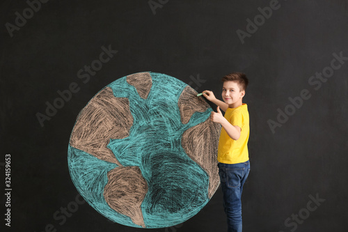 Little boy drawing planet o...