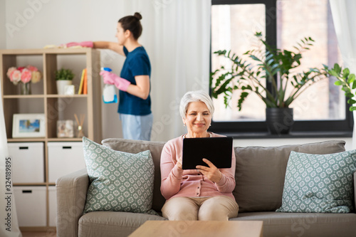 Tableau sur toile technology, old age and people concept - happy senior woman with tablet pc compu