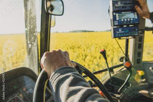 Main d'un agriculteur sur le volant du tracteur