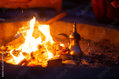 Tableau sur toile Making bedouin coffee in the desert during the night