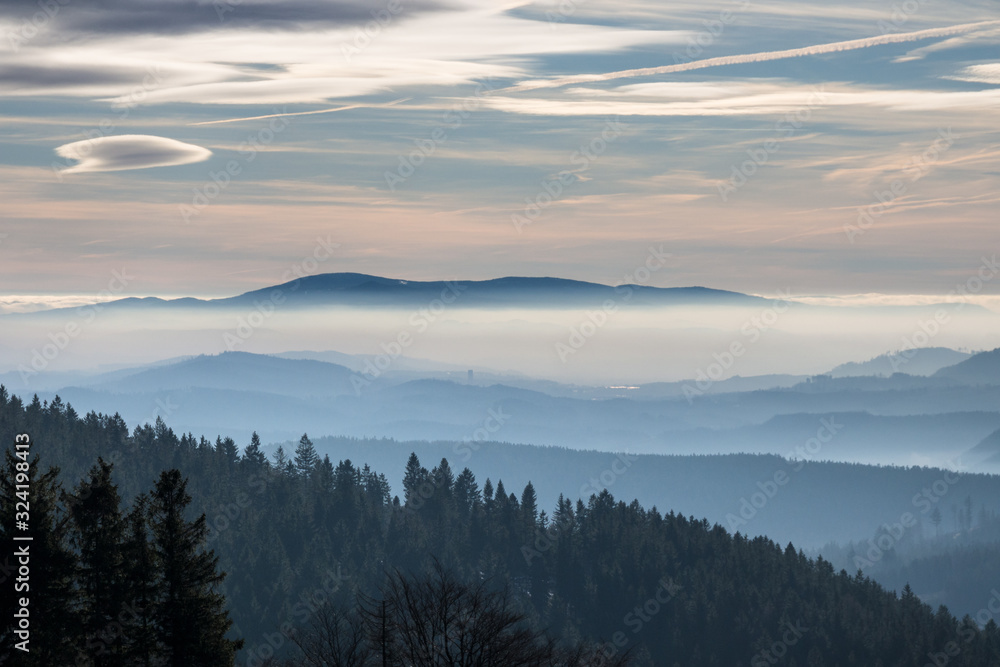 Masyw Śnieżnika w zimie na tle chmur Masyw Śnieżnika w zimie na tle chmur